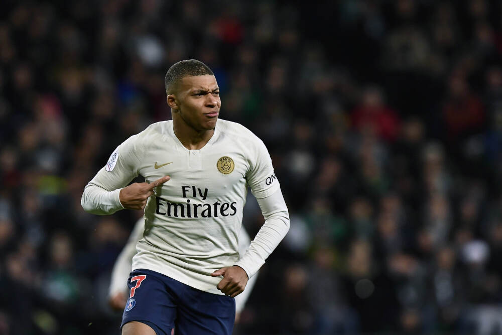 英媒：热刺未来两个转会窗着力补强左路，萨维尼奥是他们的目标